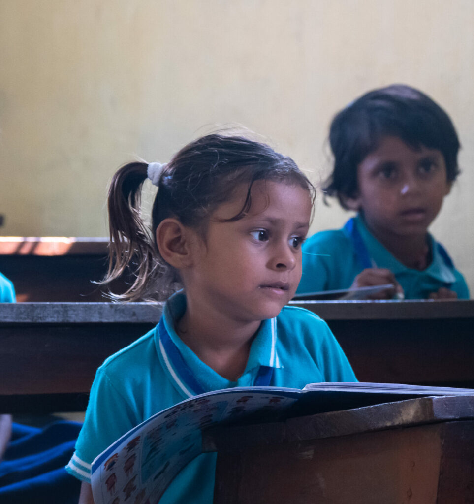 Jeune élève en classe