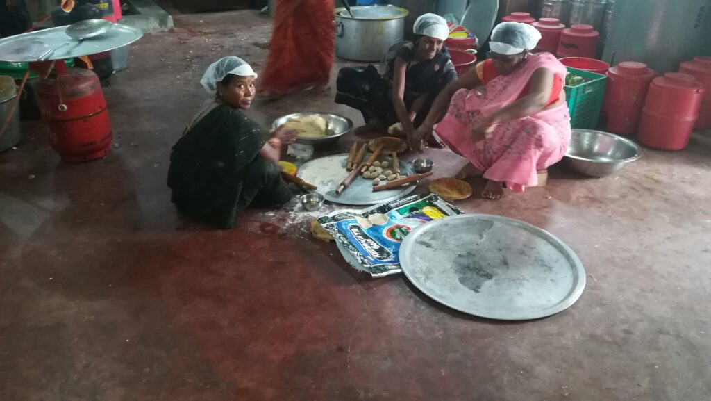 Femmes travaillant en cuisine