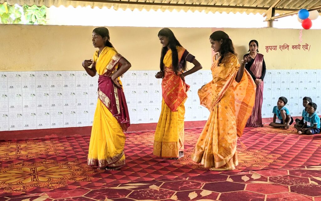 Jeunes filles dansant pour le spectacle de bien-venue