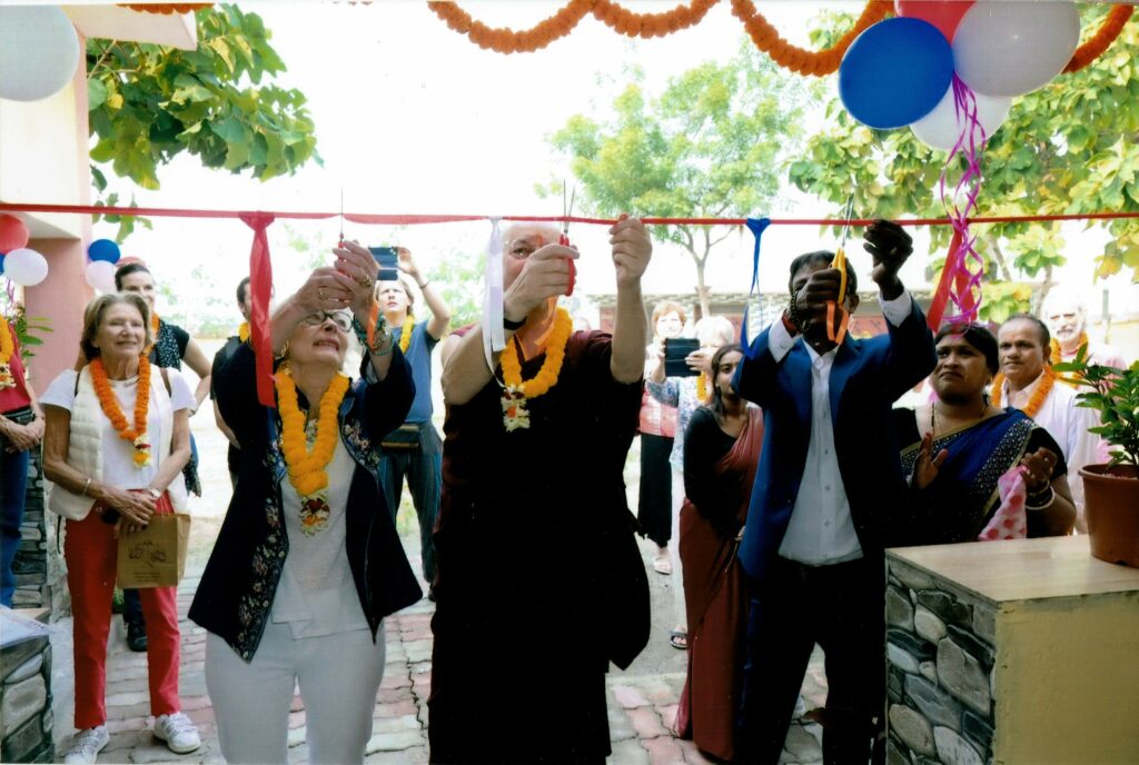 Brigitte Quéro, Lama Tsultril et Rajesh coupent le ruban d'inauguration