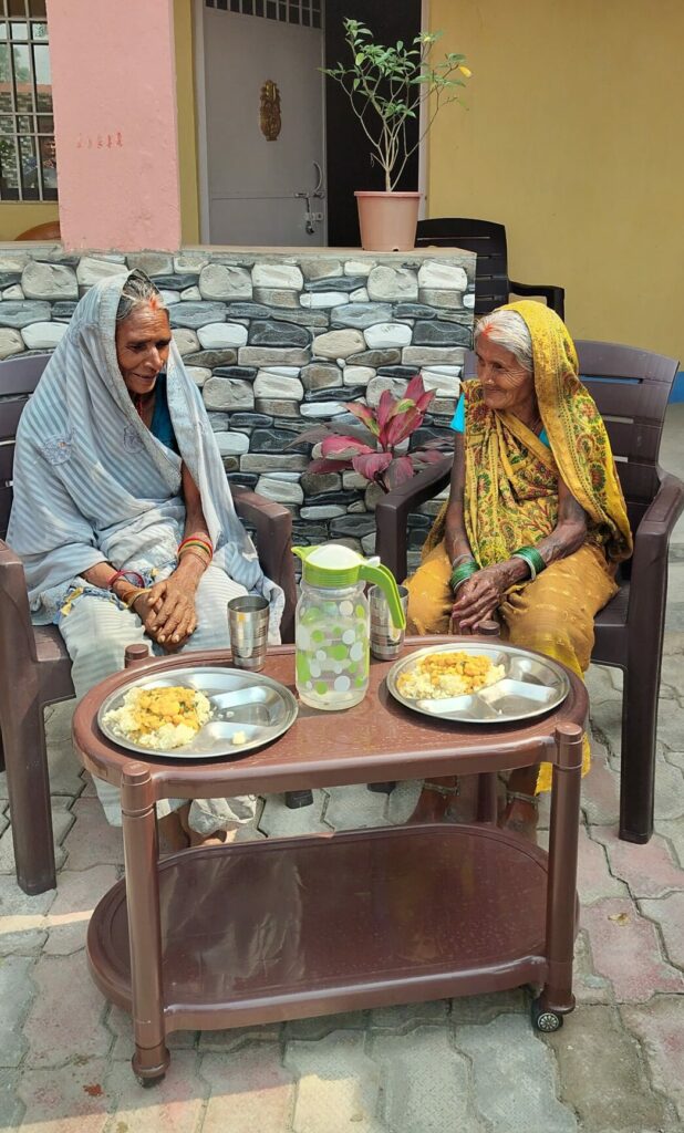 Femmes âgées prenant leur repas dans le home pour senior.