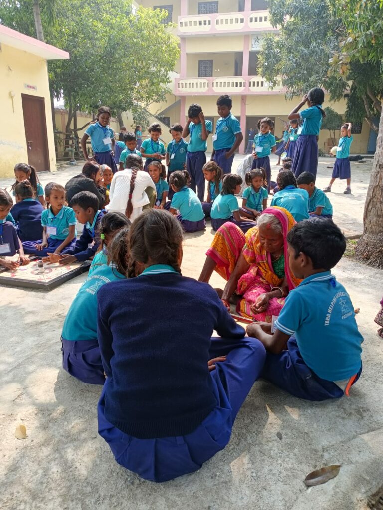 Femme âgée jouant avec les enfants pendant la récréation.