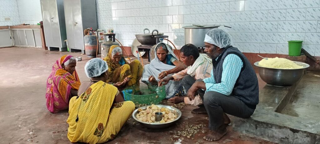 Les personnes âgées participe à la préparation du repas pour les écoliers